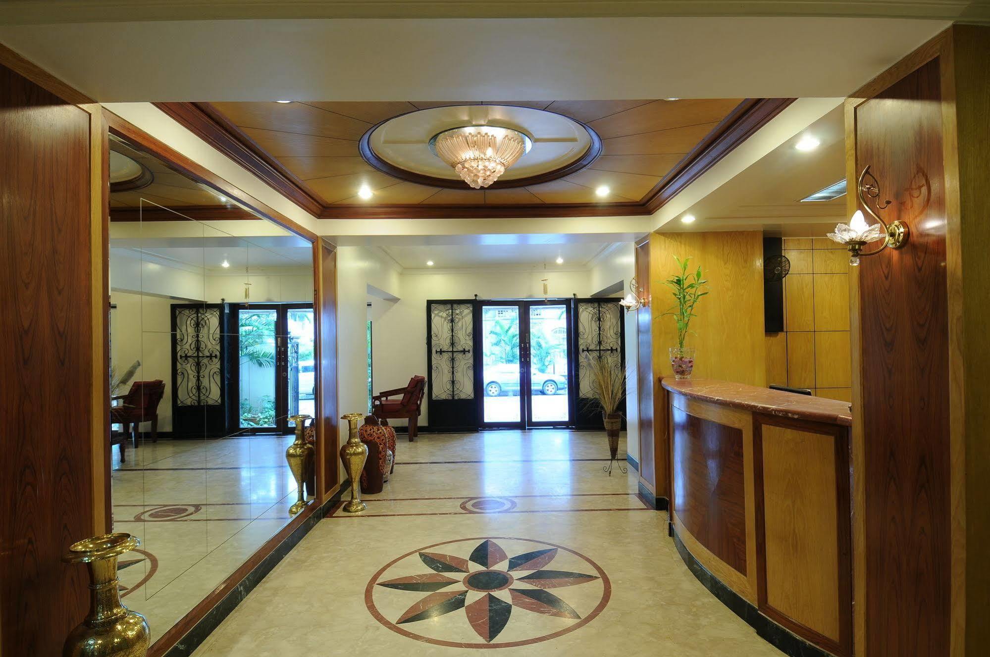 Hotel Crystal Mumbai Exteriör bild